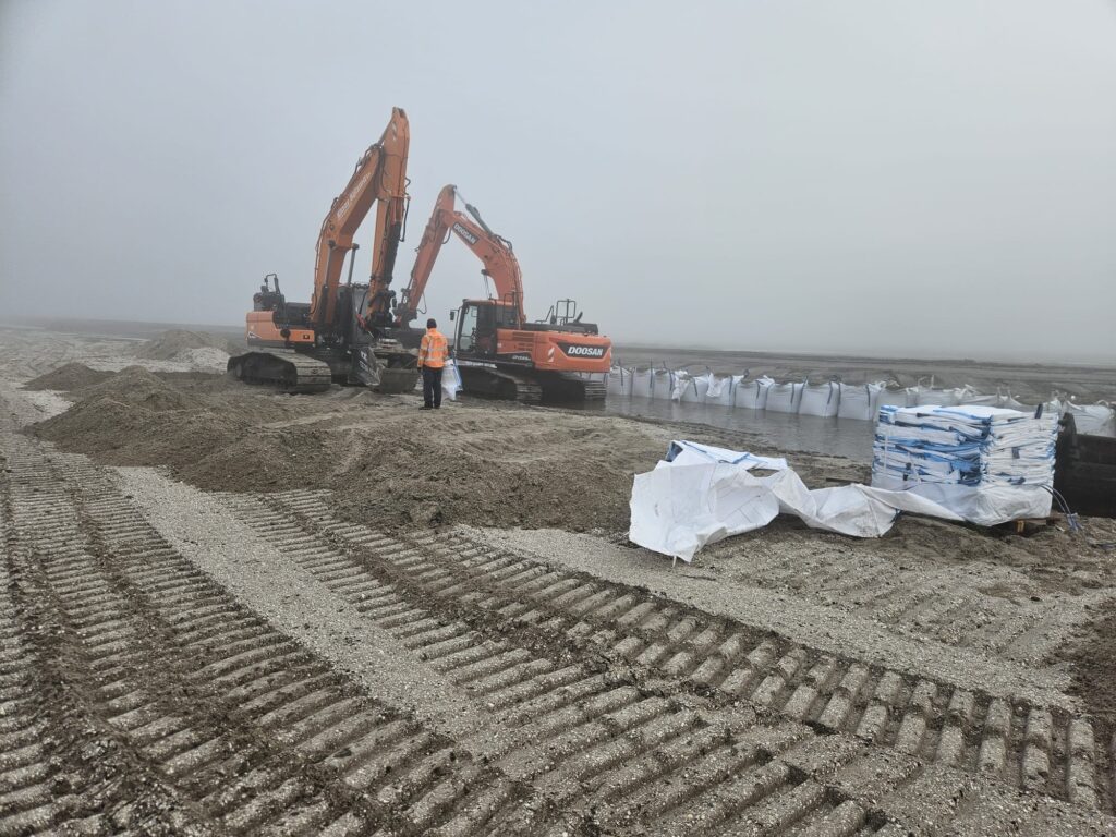 Bigbags en twee kranen op de workumerwaard
