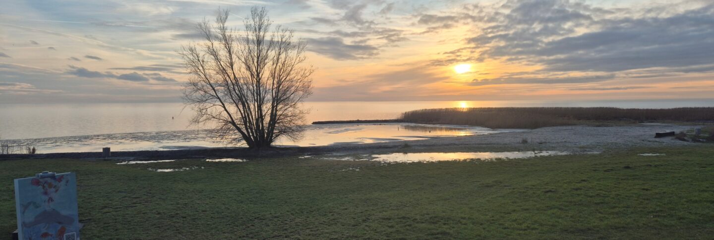 Uitzicht op het ijsselmeert vanaf het Mirnser Klif